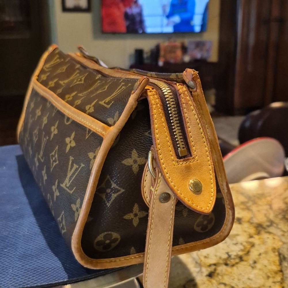 LouisVuittonPopincourt 22" Adj. CrossbodyStrap,(retired.(#1710).L12"×H.5.5"×W.5" - Picture 3 of 16